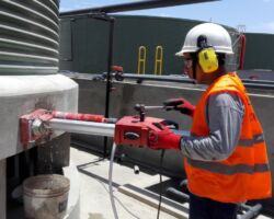 Extracción de diamantinas (ASTM C42), Esclerometría (ASTM C805), Carbonatación (UNE-EN 1430), Potencial de corrosión del acero (ASTM C 876), entre otras. Evaluación de las Propiedades del Concreto Colocado